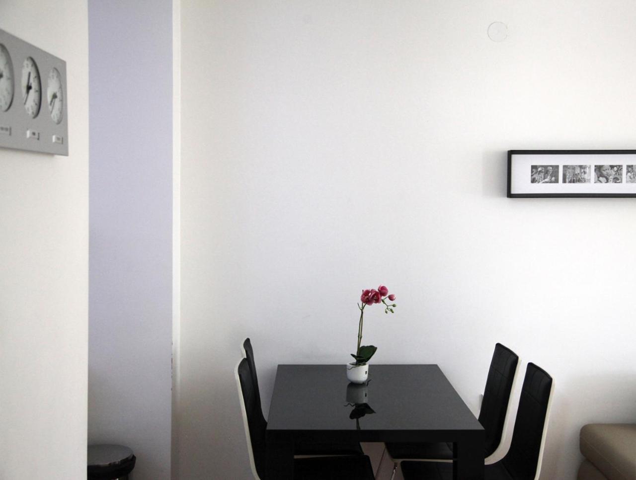 65 Square Meters Designer Apartment In Heart Of City - River View ! Park For Free Ni Екстериор снимка