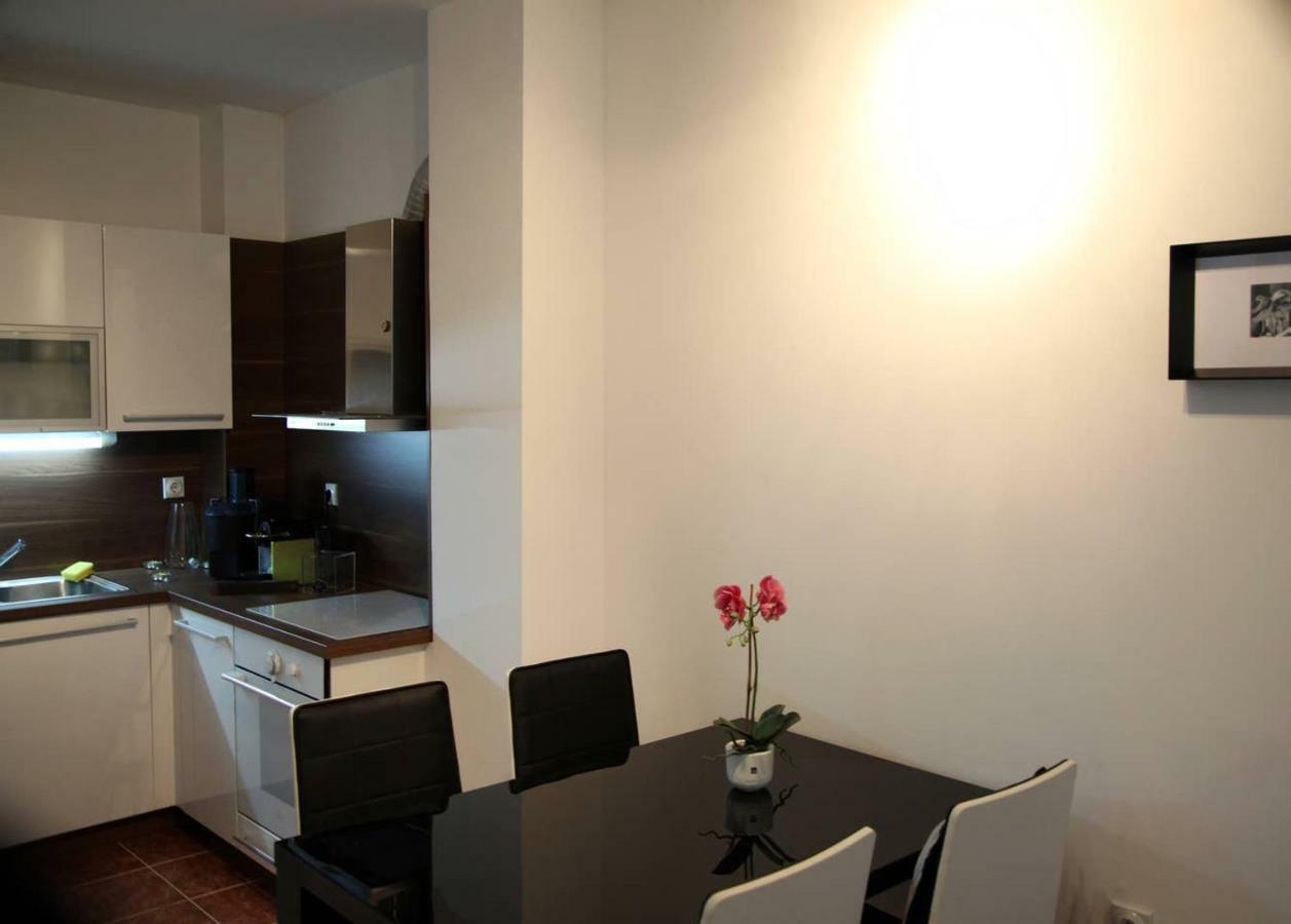 65 Square Meters Designer Apartment In Heart Of City - River View ! Park For Free Ni Екстериор снимка